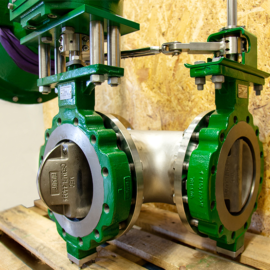 Three way valve for throttling service of hot water
